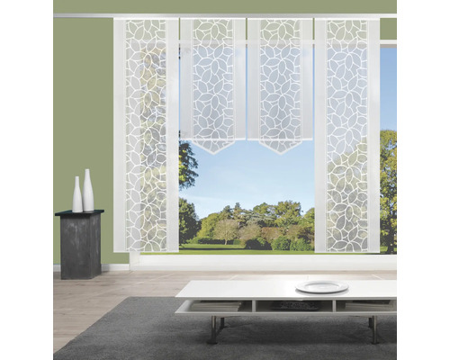 Woonkamer met schuifgordijnen met bladmotief voor een raam