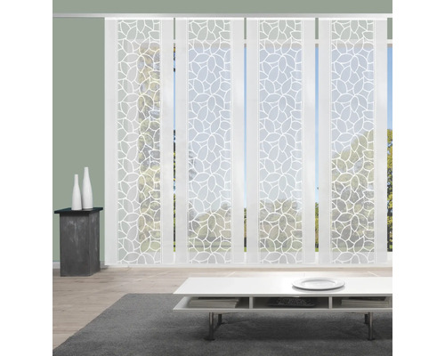 Decoratief schuifgordijn met bladerpatroon in de woonkamer.