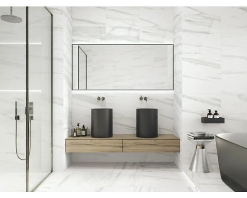 Moderne badkamer met douche, dubbele wastafel, spiegel en marmeren tegels