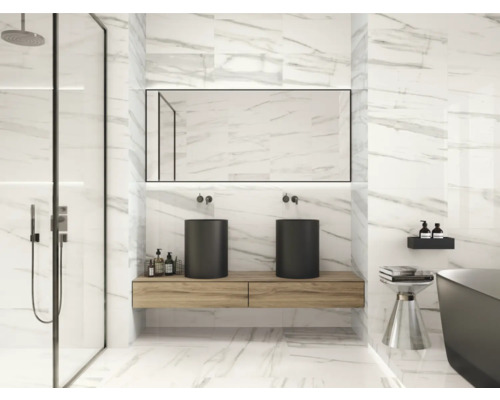 Lichte badkamer met marmeren tegels, douche, twee wastafels en spiegel