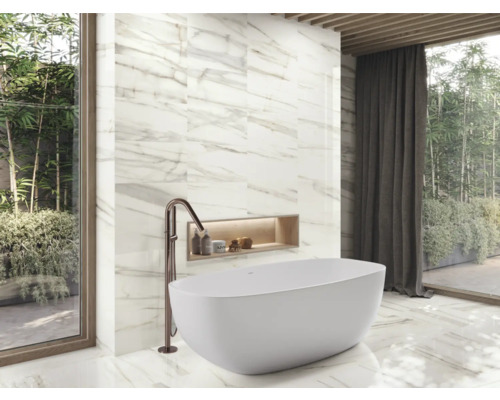 Badkamer met vrijstaand bad, marmeren tegels en raam