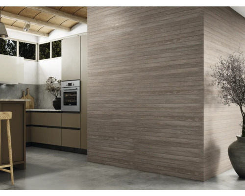 Moderne keuken met houten wandbekleding die een warme en natuurlijke sfeer creëert