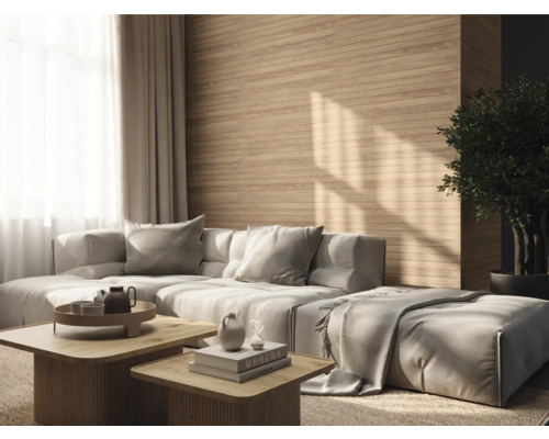 Woonkamer met modulaire bank, houten salontafels en decoratieve wandbekleding