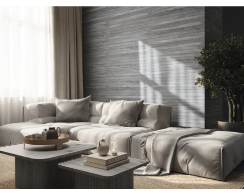 Woonkamer met grote bank, salontafels en kamerplant