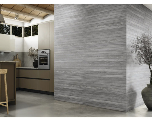 Lichte keuken met houten lambrisering en decoratie