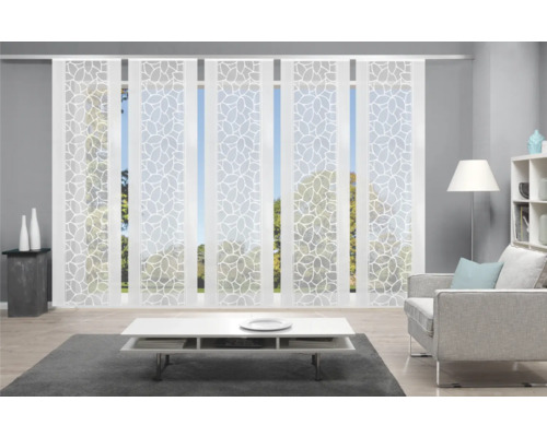 Woonkamer met schuifgordijnen met bladmotief voor het raam.