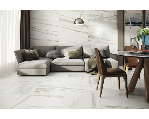 Lichte woonkamer met marmeren vloertegels, bank en eettafel