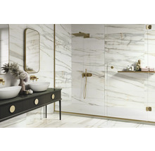 Badkamer met marmeren tegels, wastafel en douche