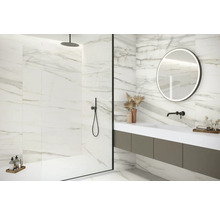 Moderne badkamer met marmeren tegels, douche en wastafel