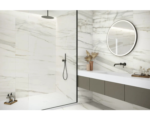 Moderne badkamer met marmeren tegels, douche en wastafel