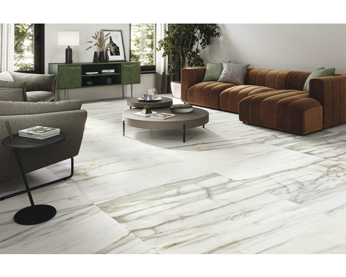 Lichte woonkamer met vloertegels in marmerlook, bank en salontafel