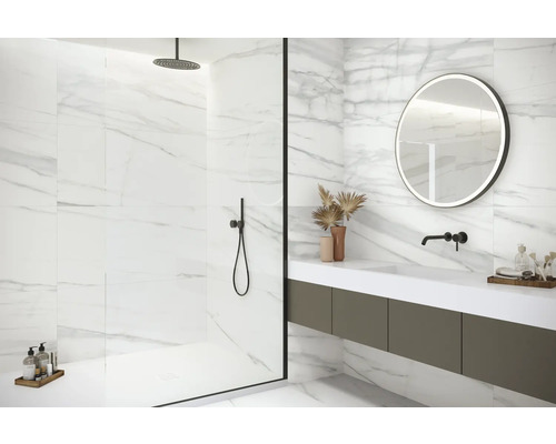 Moderne badkamer met marmeren tegels, douche en wastafelmeubel met spiegel