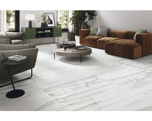 Woonkamer met witte marmeren tegelvloer, bruine bank en salontafel