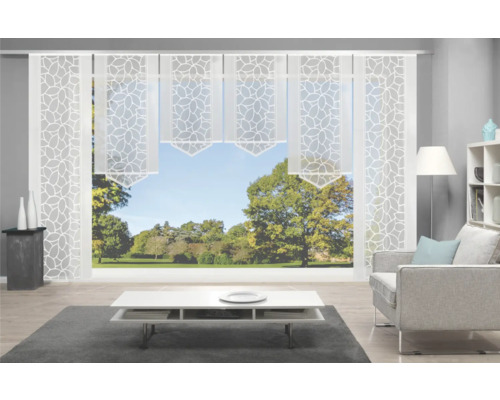 Woonkamer met schuifpanelen met bladerpatroon voor een raam