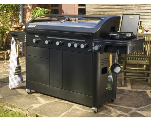 Zwarte gasbarbecue met zes branders, bijzettafels en gereedschapshaken voor buiten.