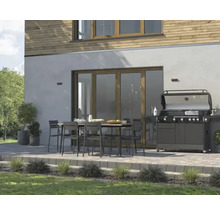 Terras met tuintafel, stoelen en barbecue voor huisgevel