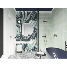 Moderne badkamer met douche, wastafel, spiegel en decoratieve wanddecoratie