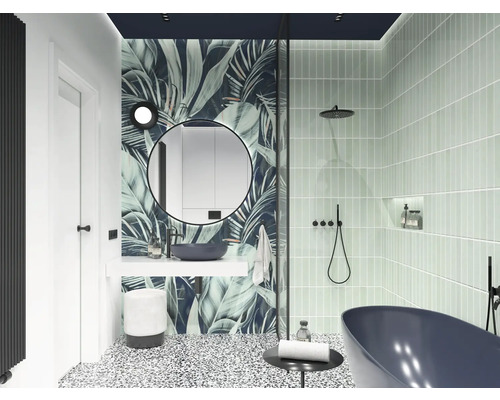 Moderne badkamer met douche, wastafel, spiegel en decoratieve wanddecoratie