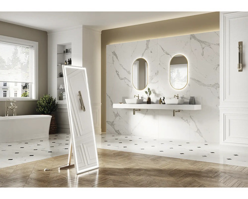 Lichte badkamer met ligbad, wastafel, spiegel en staande spiegel met verlichting