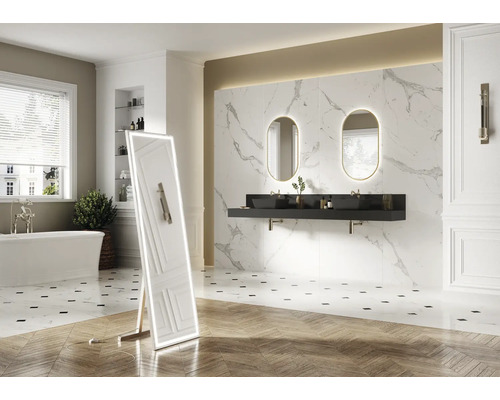 Lichte badkamer met vrijstaand bad, wastafel met spiegels en staande spiegel