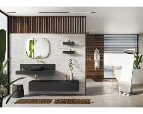 Moderne badkamer met wastafel, spiegel, planken en bad