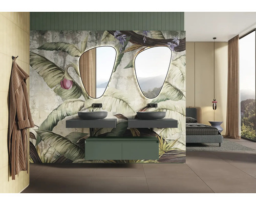 Moderne badkamer met twee wastafels, spiegels en botanisch behang.