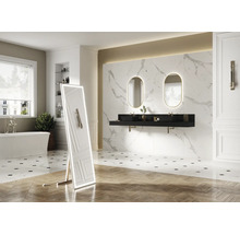 Lichte badkamer met bad, wastafels, spiegels en tegels met marmerlook