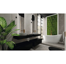 Lichte badkamer met wastafels, bad en groene moswand