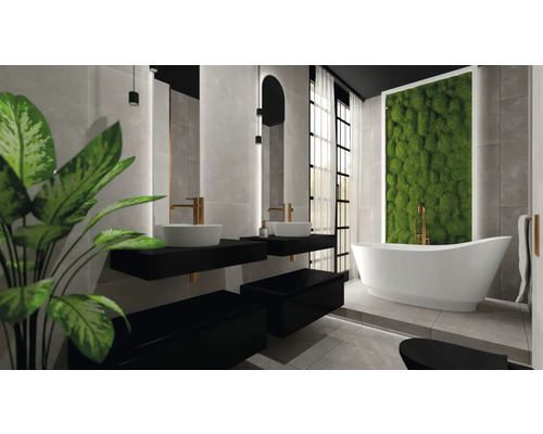 Lichte badkamer met wastafels, bad en groene moswand