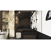 Moderne badkamer met bad, wastafel met twee waskommen, spiegel en verlichting.