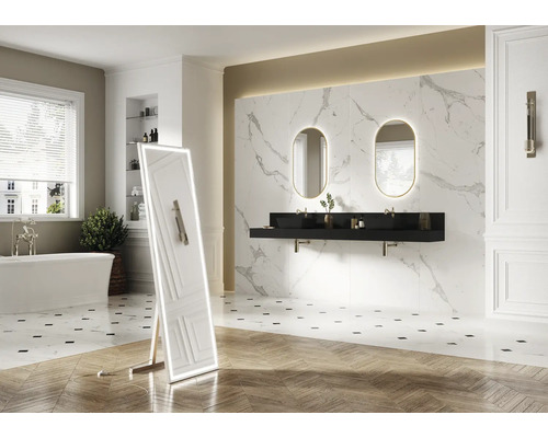 Badkamer met bad, wastafel met twee wasbakken en verlichte spiegel