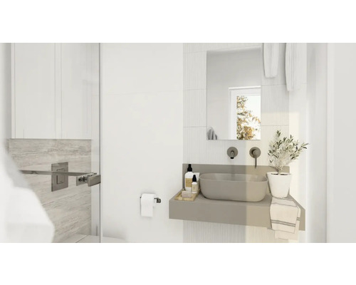 Lichte badkamer met wastafel, spiegel en handdoeken.