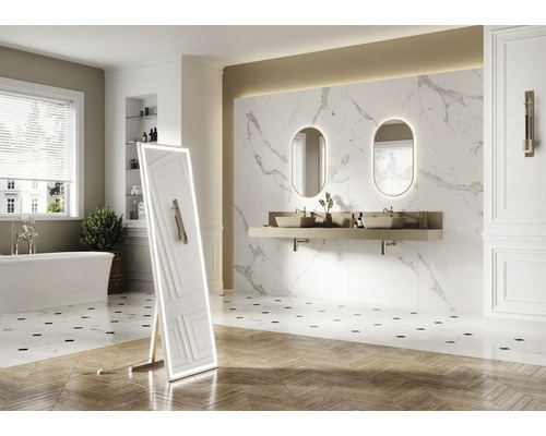 Lichte badkamer met ligbad, wastafelmeubel met twee wastafels, twee verlichte spiegels en een verlichte staande spiegel