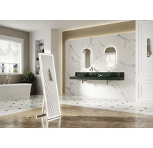 Badkamer met ligbad, spiegel, wastafel, ovale spiegels met verlichting en wandtegels met marmerlook