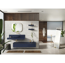 Badkamer met wastafel, spiegel en bad in een helder en modern design