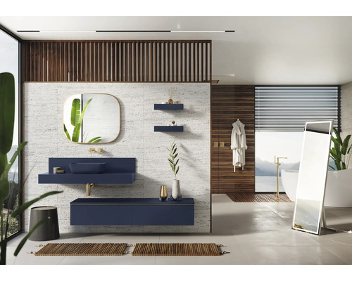 Badkamer met wastafel, spiegel en bad in een helder en modern design