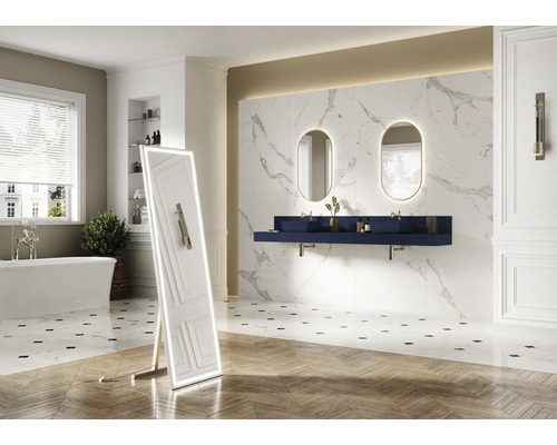 Badkamer met bad, wastafelmeubel met twee wastafels en spiegel