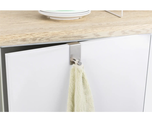 Roestvrijstalen handdoekhouder om aan een kastdeur te hangen met een handdoek.