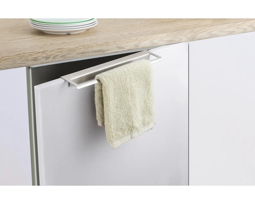 Keukenscène met een metalen handdoekhouder aan een kastdeur en een handdoek