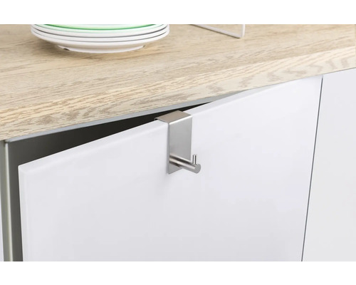 Metalen deurhaak aan een kastdeur