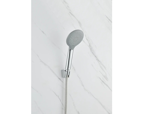Handdouche met doucheslang aan de wand gemonteerd