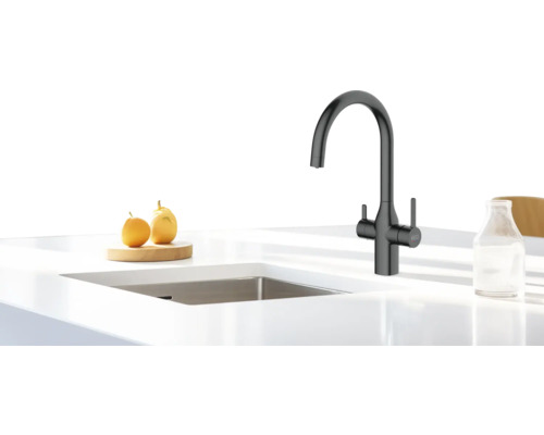 Metalen keukenkraan op een werkblad met gootsteen