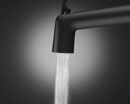 Zwarte waterkraan met stromend water