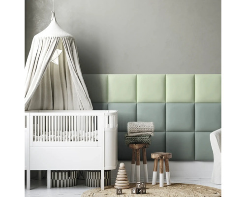 Kinderkamer met kinderbed, hemelbed, gestoffeerde wand en houten krukjes.