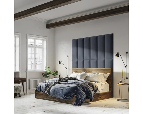 Slaapkamer met houten balken en bed met gecapitonneerd hoofdeinde