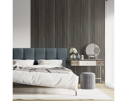 Slaapkamer met bed, nachtkastje en wandpanelen