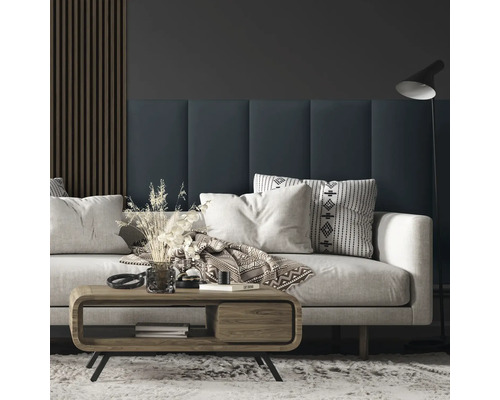 Woonkamer met bank, kussens, houten tafel en wandpanelen