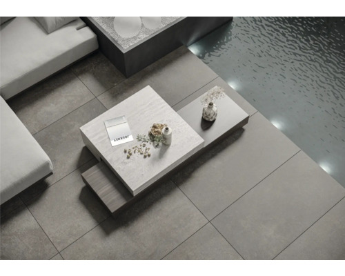 Tegelvloer met bank, tafel en zwembad