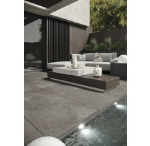Moderne tuin met grijze terrastegels, loungemeubels en zwembad