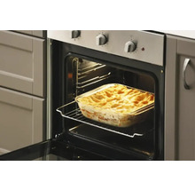 Open oven met ovenschotel op een rooster.